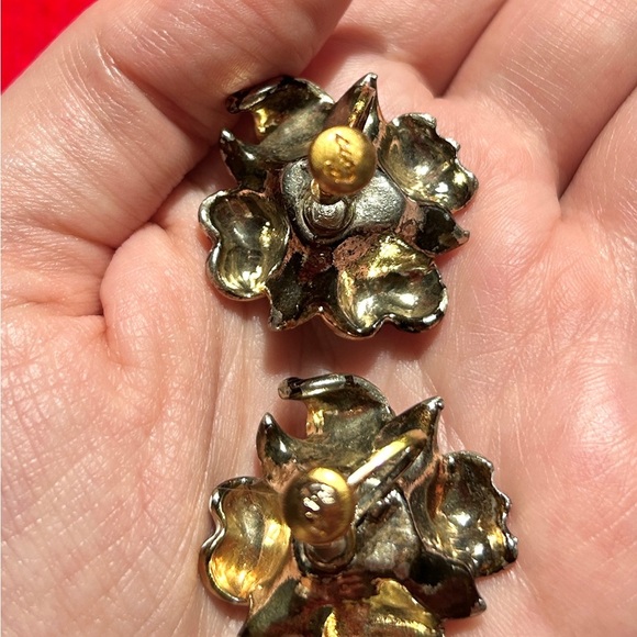 Vintage 1940s/50s Coro Dogwood Blossom Earrings – Enamel & Rhinestone - Picture 4 of 5